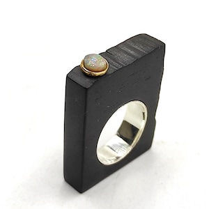 Anillo Rectangular de Madera de Ébano, Ópalo Crudo, Plata de Ley y Oro de 14k, Joyería Contemporánea.