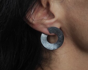 Silver Circle Stud Earrings,Oxidized Silver Hoop Circle Earrings,Geometric Black Open Earrings,Textured Circle Earrings,Modern Jewelry,S7.