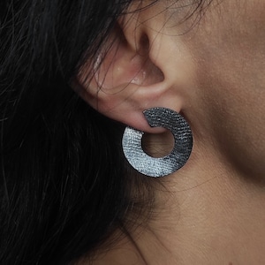 Silver Circle Stud Earrings,Oxidized Silver Hoop Circle Earrings,Geometric Black Open Earrings,Textured Circle Earrings,Modern Jewelry,S7.