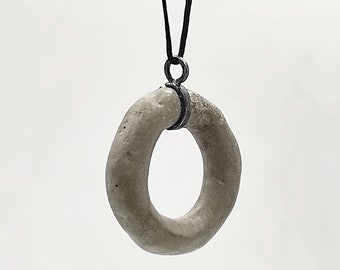 Colgante redondo de plata de hormigón, colgante de hormigón de círculo abierto, collar largo con colgante de hormigón redondo irregular, collar de hormigón geométrico