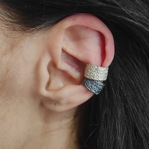 Texturerad silverörhänge med platt oxiderad silverörhänge, enkel örhänge utan piercing, modern örhänge utan hål.