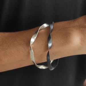 Wide SilverTwist Bangle,IrregularTwisted Bracelet,Modern Statement Bangle,Oxidized & Silver Mobius Bracelet,Twist Geometric Bangle S5