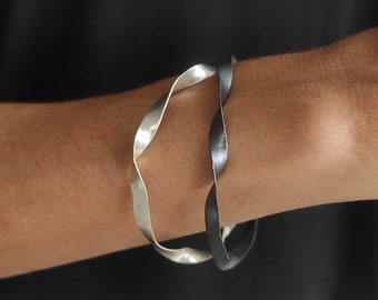 Wide SilverTwist Bangle,IrregularTwisted Bracelet,Modern Statement Bangle,Oxidized & Silver Mobius Bracelet,Twist Geometric Bangle S5