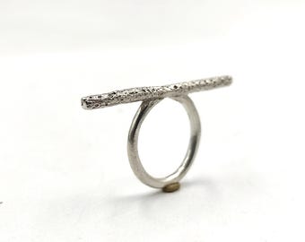 Sterlingzilveren ring met getextureerde staaf moderne geometrische band minimalistische sieraden.