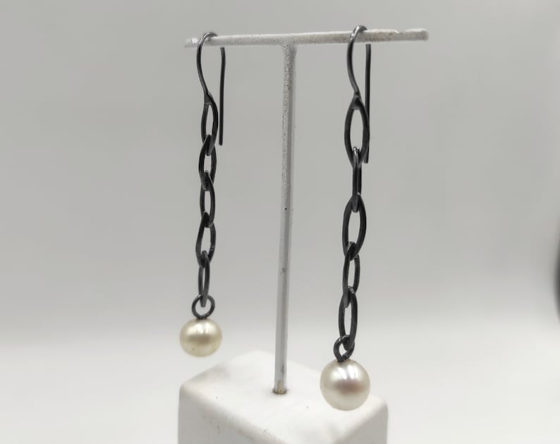 Pendientes de eslabones de cadena de plata Pendientes de cadena larga colgante Pendientes de cadena ovalada con perla Coral Onyx Pendientes minimalistas Joyería hecha a mano. imagen 3