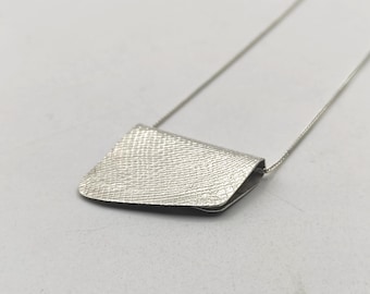 Collana con ciondolo geometrico testurizzato, collana lunga in argento sterling fatta a mano, gioielli moderni.