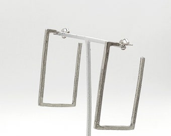 ピアス Single Rectangle-shaped Logo-engraved Earring Gold Rectangle Tag Initial Hoops