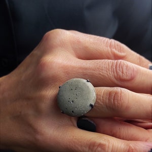 Bague cabochon en béton ronde, bague en argent 925 oxydé, bague en béton ronde, bague tendance, bijoux en béton, bague contemporaine.