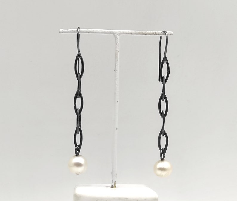 Pendientes de eslabones de cadena de plata Pendientes de cadena larga colgante Pendientes de cadena ovalada con perla Coral Onyx Pendientes minimalistas Joyería hecha a mano. imagen 9