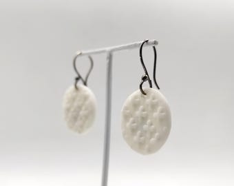 Pendientes colgantes de porcelana blanca, pendientes redondos en relieve, pendientes de cerámica, pendientes colgantes de porcelana, pendientes hechos a mano, pendientes de cruces.
