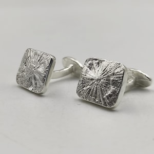 Quadratische strukturierte Sterling Silber Manschettenknöpfe geprägt Design Herren Accessoires handgemachter Schmuck.