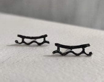 Vågiga örhängen i sterlingsilver med stavar, minimalistiska vardagssmycken.