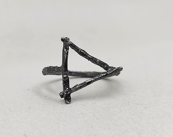 Anillo triangular de plata de ley oxidada, diseño de rama hecho a mano, joyería minimalista.
