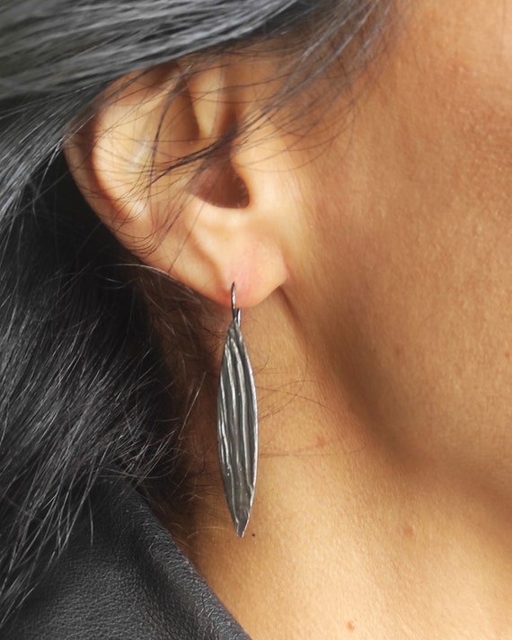 Details 138+ long thin earrings