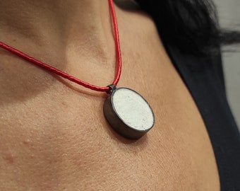 Colgante redondo de hormigón blanco Collar de plata oxidada Colgante redondo geométrico Joyería de hormigón Collar de hormigón contemporáneo C8.