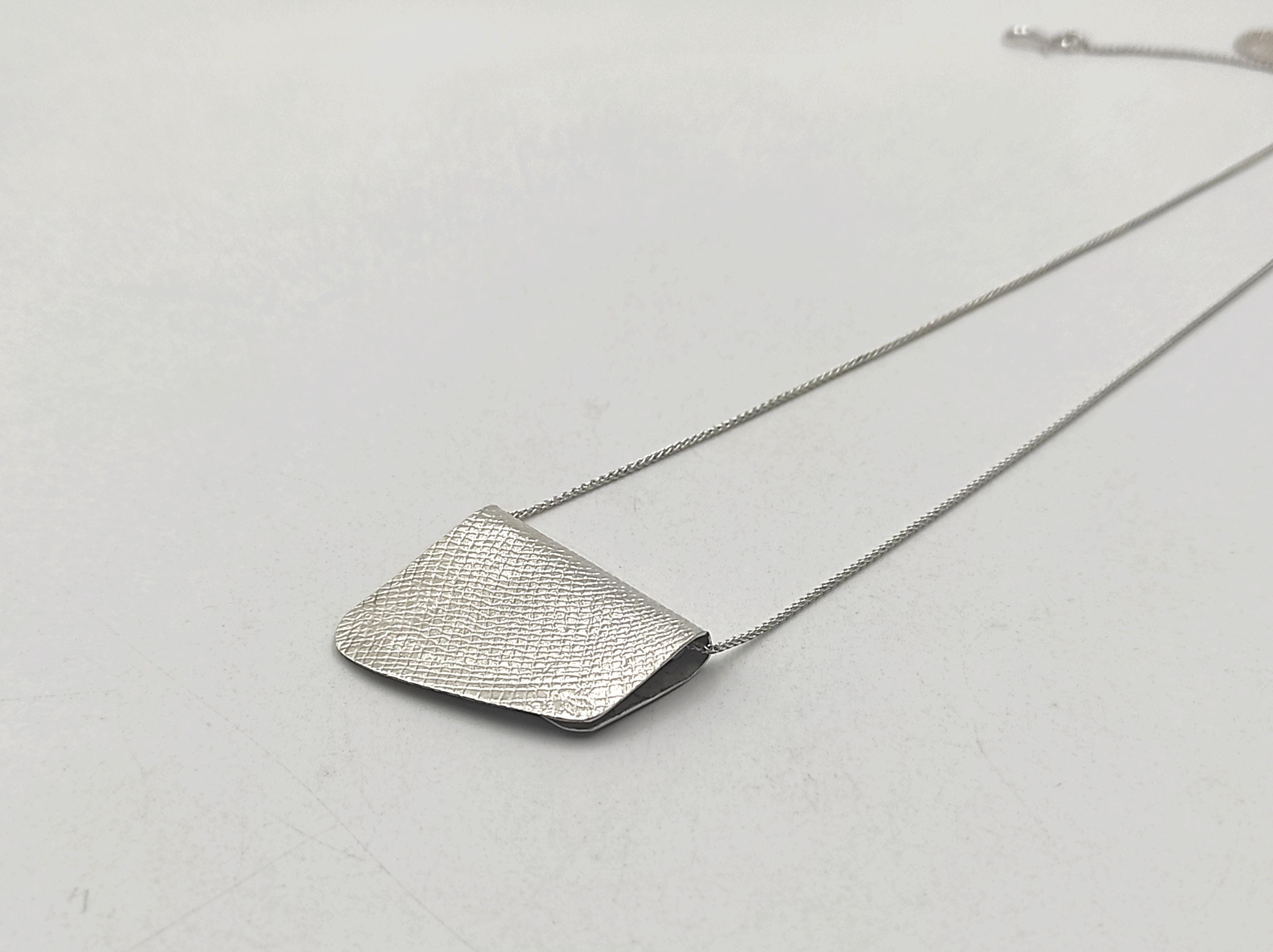 テクスチャード幾何学ペンダントロングチェーンネックレス