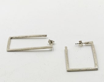 ピアス Single Rectangle-shaped Logo-engraved Earring Gold Rectangle Tag Initial Hoops