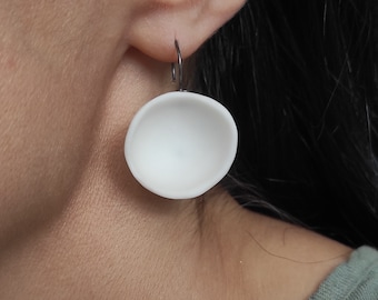 Pendientes redondos de porcelana, pendientes colgantes de cerámica blanca, cuenco blanco, porcelana mate, joyería de cerámica hecha a mano, pendientes contemporáneos P3