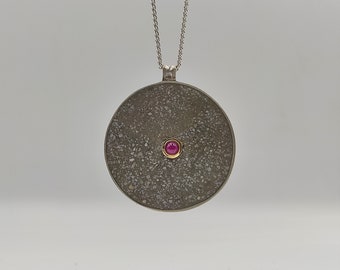 Collar con colgante de disco de hormigón, colgante de plata con oro y rubí, collar con colgante largo, collar con colgante de hormigón, joyería contemporánea C 10