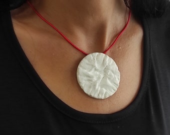 Colgante de plata de disco de hormigón, collar con colgante de hormigón blanco redondo irregular, colgante de arte de hormigón, collar de hormigón geométrico.