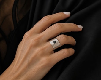 Anello in argento sterling con ampia fascia incisa, design testurizzato, gioiello fatto a mano.