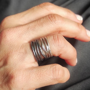 Bandring i organiskt silver, oxiderat sterlingsilver med oregelbundna vågor, solid handgjord ring, stapelringar.