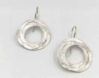 Open cirkels zilveren oorbellen gehamerd zilveren oorbellen Dangle Hook oorbellen handgemaakte sieraden minimalistische zilveren oorbellen.