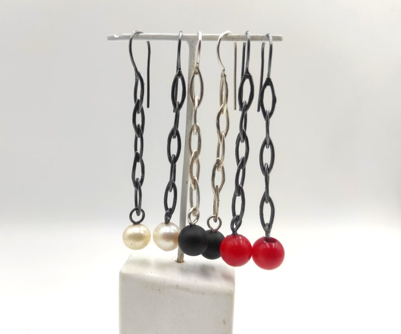 Pendientes de eslabones de cadena de plata Pendientes de cadena larga colgante Pendientes de cadena ovalada con perla Coral Onyx Pendientes minimalistas Joyería hecha a mano. imagen 1