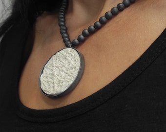 Colgante de disco de hormigón blanco, colgante de plata oxidada 925 sobre piedra de hematita, colgante de hormigón blanco redondo irregular, collar geométrico, C4.