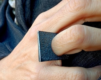 Anillo rectangular de plata de ley oxidada, anillo de plata maciza, anillo geométrico, anillo de plata texturizada, joyería llamativa, joyería única