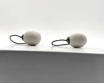 Pendientes colgantes de porcelana en plata de ley oxidada, joyería de cerámica moderna, joyería hecha a mano.