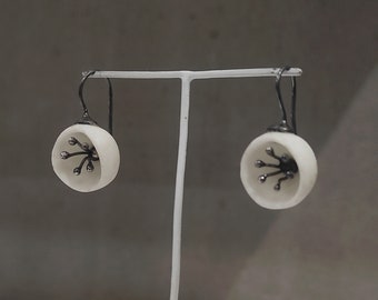 Pendientes colgantes de flores de porcelana, pendientes cóncavos de porcelana blanca mate y plata oxidada, joyería artesanal de cerámica colgante P6.
