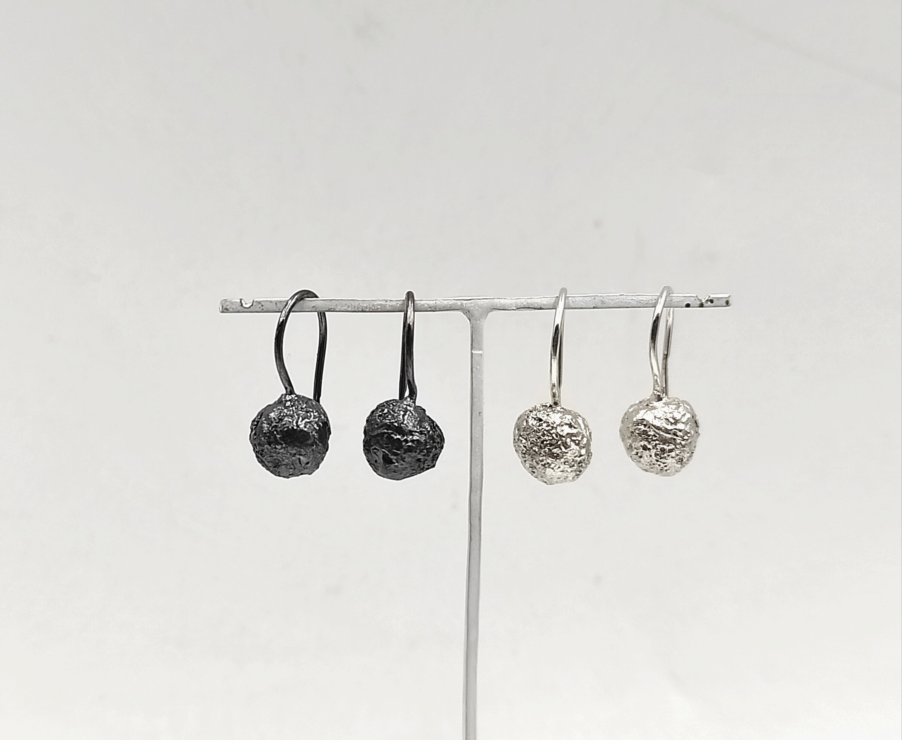 Boucles D'oreilles Pendantes En Argent Avec Boules Texturées - Poids 4,02g - Occasion