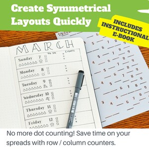 Peut inclure: Un planneur ouvert sur une page de calendrier mensuel pour le mois de mars. Le planneur est compos&eacute; d'une grille de cases avec des num&eacute;ros et les jours de la semaine. Un stylo noir est pos&eacute; sur le planneur. Le planneur est sur une surface en bois. Le texte "Create Symmetrical Layouts Quickly" est en haut de l'image. Le texte "INCLUDES INSTRUCTIONAL E-BOOK" est sur le c&ocirc;t&eacute; droit de l'image.