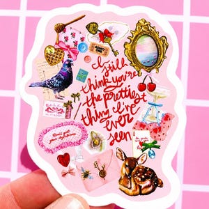 Pu&ograve; includere: Un adesivo rosa con un collage di illustrazioni in stile vintage. Include un piccione, una chiave, un cervo, un cuore e il testo "I still think you're the prettiest thing I've ever seen."