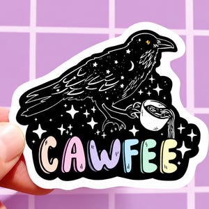 Naklejka z krukiem, kawa, humor, obserwacja ptaków, prezent dla miłośnika ptaków, zabawna naklejka, wiedźmi kalambur, zderzak samochodu, uroczy prezent, kawa, temat, jej, dziewczyna, kalambur zdjęcie 1