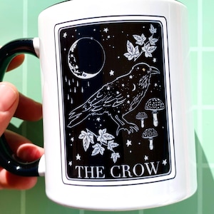 Caneca de pássaro com tema de corvo, presente, corvo, xícara de café, lua, caneca de tarô, arte com tema de carta de tarô, caneca celestial, cogumelo, presente de bruxa, decoração de casa, whimsigoth