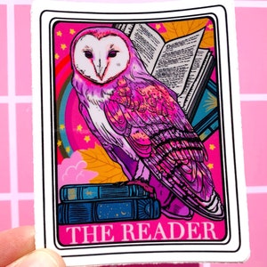Adesivo de leitor Booktok Merch Adesivo Bookstagram Booktrovert Bibliotecário Adesivo de carta de tarô Presente de tarô Romantasy Leitura Temática Ela