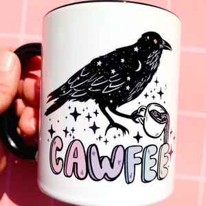 Punny Crow Becher Rabe Kaffeetasse Krähe Themed Geschenk Kaffee Humor ironischer Humor Teetasse Unhinged Seltsames Geschenk Sarkastisch Witchy schrullig Her Him