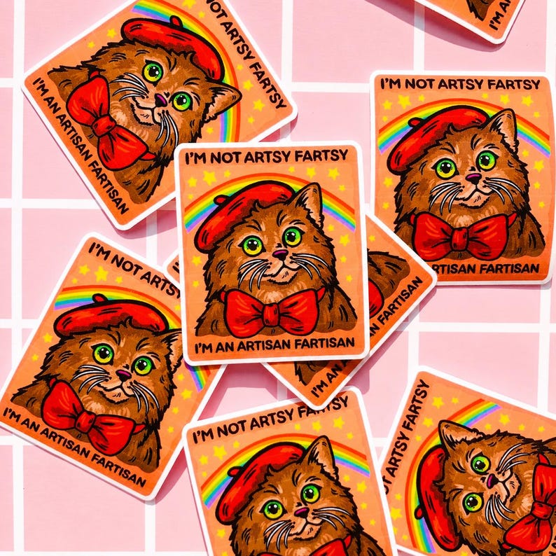 Pu&ograve; includere: Una collezione di adesivi quadrati raffiguranti un gatto marrone con un basco rosso e un papillon rosso. Sopra il gatto ci sono un arcobaleno e stelle gialle. Il testo recita I'M NOT ARTSY FARTSY e I'M AN ARTISAN FARTISAN in stampatello.