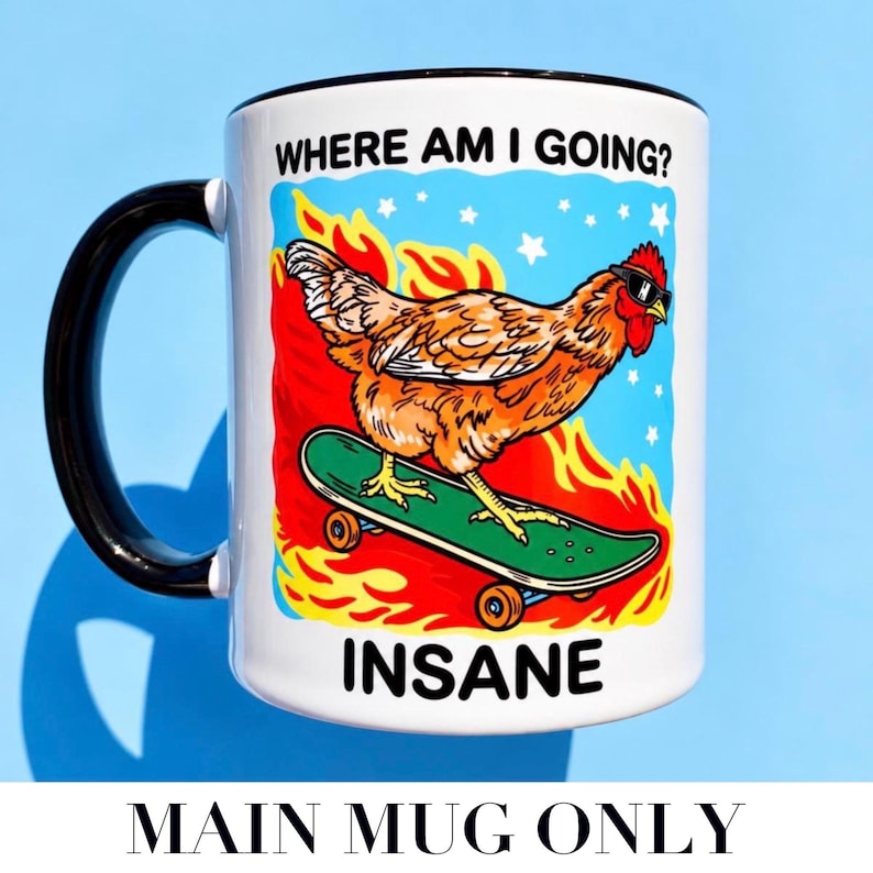Puede incluir: Una taza de cer&aacute;mica blanca con asa y borde negros que presenta un gr&aacute;fico de un pollo marr&oacute;n con gafas de sol sobre un monopat&iacute;n verde. El fondo muestra llamas amarillas y rojas y estrellas blancas. El texto dice WHERE AM I GOING? e INSANE.