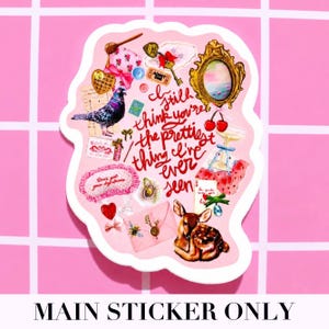 Pu&ograve; includere: Un adesivo rosa con bordo bianco, con un collage di illustrazioni tra cui un piccione, un cervo, uno specchio con cornice dorata e il testo "I still think you're the prettiest thing I've ever seen."