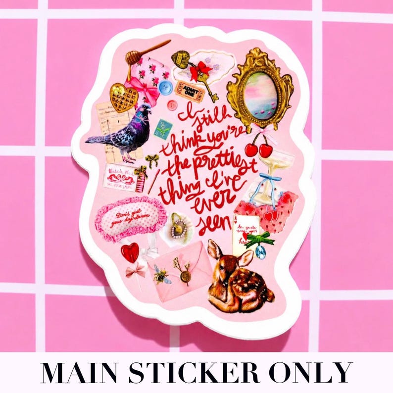 Pu&ograve; includere: Un adesivo rosa con bordo bianco, con un collage di illustrazioni tra cui un piccione, un cervo, uno specchio con cornice dorata e il testo "I still think you're the prettiest thing I've ever seen."