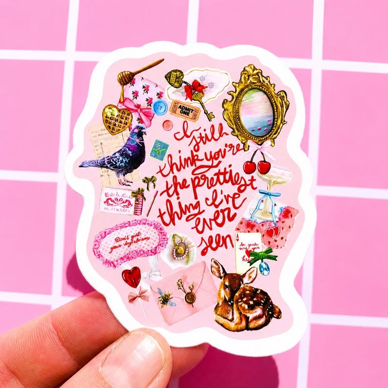 Pu&ograve; includere: Un adesivo rosa con un collage di illustrazioni in stile vintage. Include un piccione, una chiave, un cervo, un cuore e il testo "I still think you're the prettiest thing I've ever seen."