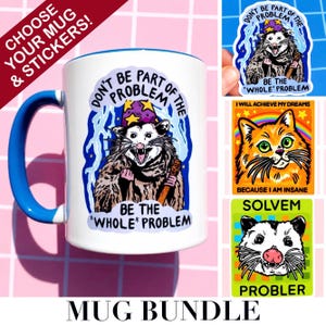 Pu&ograve; includere: Una tazza di ceramica bianca con manico e bordo blu, con un opossum dei cartoni animati con la scritta "DON'T BE PART OF THE PROBLEM, BE THE WHOLE PROBLEM". Sono inclusi anche adesivi con disegni e testo simili. Le parole "CHOOSE YOUR MUG & STICKERS!" sono nell'immagine.