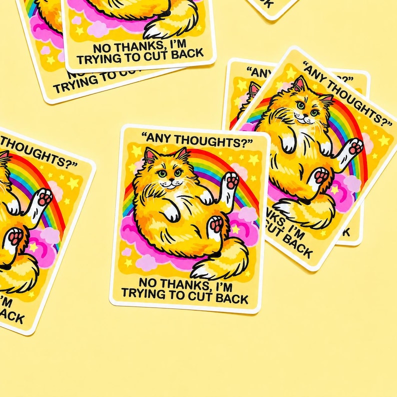 K&ouml;nnte beinhalten: Ein rechteckiger Aufkleber mit einer flauschigen orangefarbenen Katze, die auf einer rosa Wolke vor einem Regenbogenhintergrund liegt. Der Text oben lautet ANY THOUGHTS? und unten NO THANKS, I'M TRYING TO CUT BACK. Das Design enth&auml;lt gelbe Sterne.