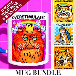 K&ouml;nnte beinhalten: Ein wei&szlig;er Keramikbecher mit blauem Henkel, der eine orangefarbene Katze mit Krone unter einem Regenbogen und Blasen mit dem Text OVERSTIMULATED zeigt. Daneben befinden sich drei quadratische Aufkleber mit orangefarbenen Katzenmotiven.