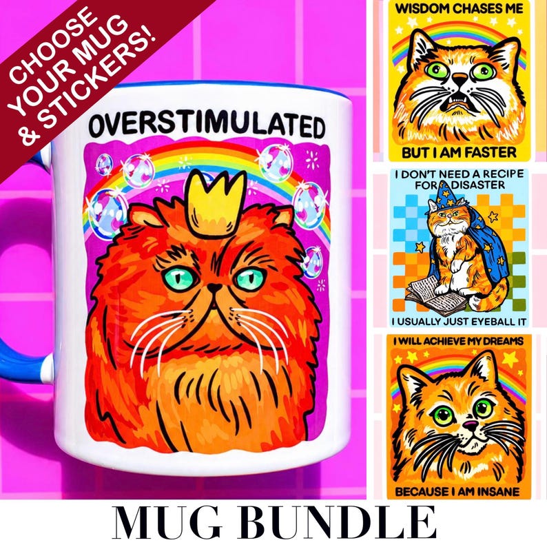 K&ouml;nnte beinhalten: Ein wei&szlig;er Keramikbecher mit blauem Henkel, der eine orangefarbene Katze mit Krone unter einem Regenbogen und Blasen mit dem Text OVERSTIMULATED zeigt. Daneben befinden sich drei quadratische Aufkleber mit orangefarbenen Katzenmotiven.