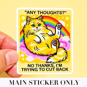 K&ouml;nnte beinhalten: Ein rechteckiger Aufkleber mit einer flauschigen orangefarbenen Katze, die auf rosa Wolken vor einem Regenbogen und gelbem Hintergrund liegt. Der Text lautet oben ANY THOUGHTS? und unten NO THANKS, I'M TRYING TO CUT BACK in fetten schwarzen Buchstaben.