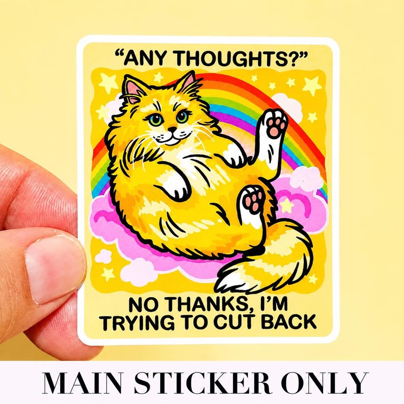 K&ouml;nnte beinhalten: Ein rechteckiger Aufkleber mit einer flauschigen orangefarbenen Katze, die auf rosa Wolken vor einem Regenbogen und gelbem Hintergrund liegt. Der Text lautet oben ANY THOUGHTS? und unten NO THANKS, I'M TRYING TO CUT BACK in fetten schwarzen Buchstaben.